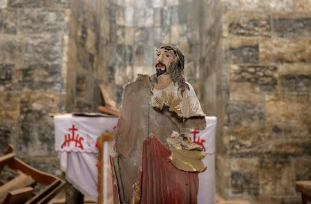 Una estatua dañada de Jesucristo en el pueblo de Qaraqosh, sur de Mosul, Irak. 11 de abril 2017. Ahora que Estado Islámico ha sido expulsado, los cristianos iraquíes están volviendo poco a poco a la destruida localidad de Bajdida -también conocida como Qaraqosh-, entre la ansiedad por su seguridad y la esperanza de poder vivir en armonía con musulmanes de todas las creencias. REUTERS/Marko Djurica