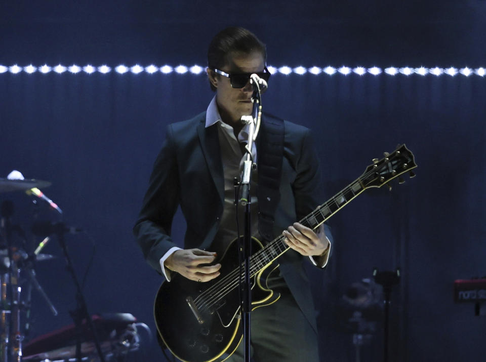 Paul Banks, vocalista de la banda estadounidense Interpol, se presenta en un concierto gratuito en el Zócalo de la Ciudad de México el sábado 20 de abril de 2024. (Foto AP/Ginnette Riquelme)