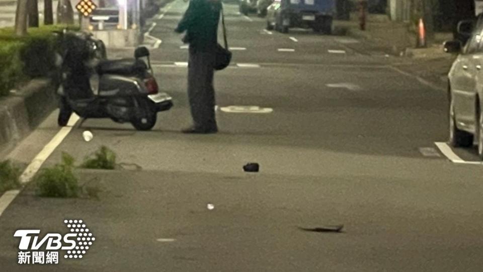 27歲黃男騎機車經過又不慎撞上倒在地上的陳男。（圖／TVBS）