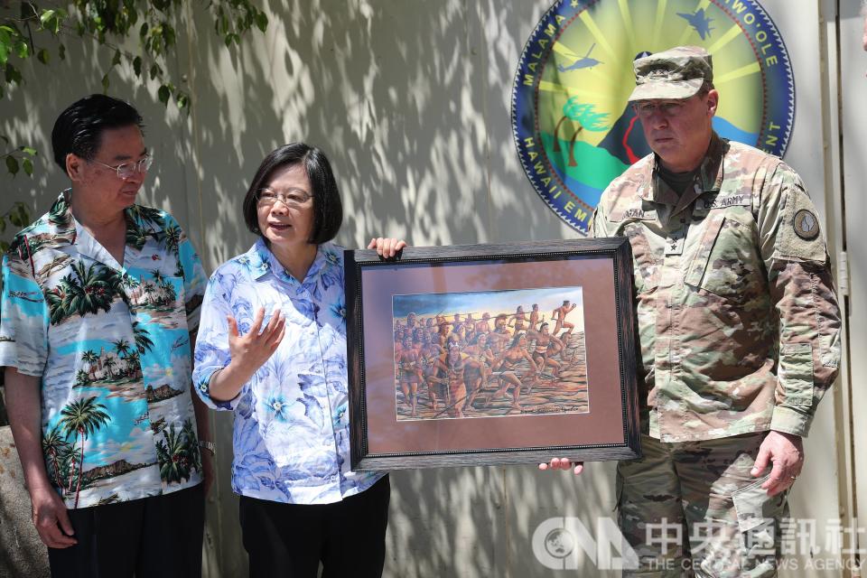 總統蔡英文（中）首訪夏威夷州急難管理署，參訪陸軍國民兵群指管災防中心，夏威夷州國民兵司令兼民防廳長羅根（Arthur Logan）（右）陪同參訪，羅根少將致贈一幅畫給蔡總統。(中央社)