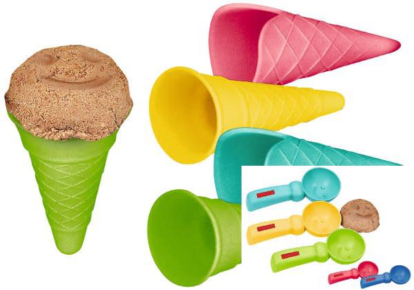 Heute zu empfehlen: Sandkuchen-Eis! Die Kleinsten eröffnen am Strand ihre eigene Eisdiele und Mama und Papa dürfen Sand-Eis naschen! Und weil die Kleinen so fleißig sind, gibt es im Anschluss echtes, leckeres Schokoeis für alle! Das Set besteht aus vier Eiswaffeln und einem Portionierer. Erhältlich für 7,95 Euro bei www.jako-o.de.