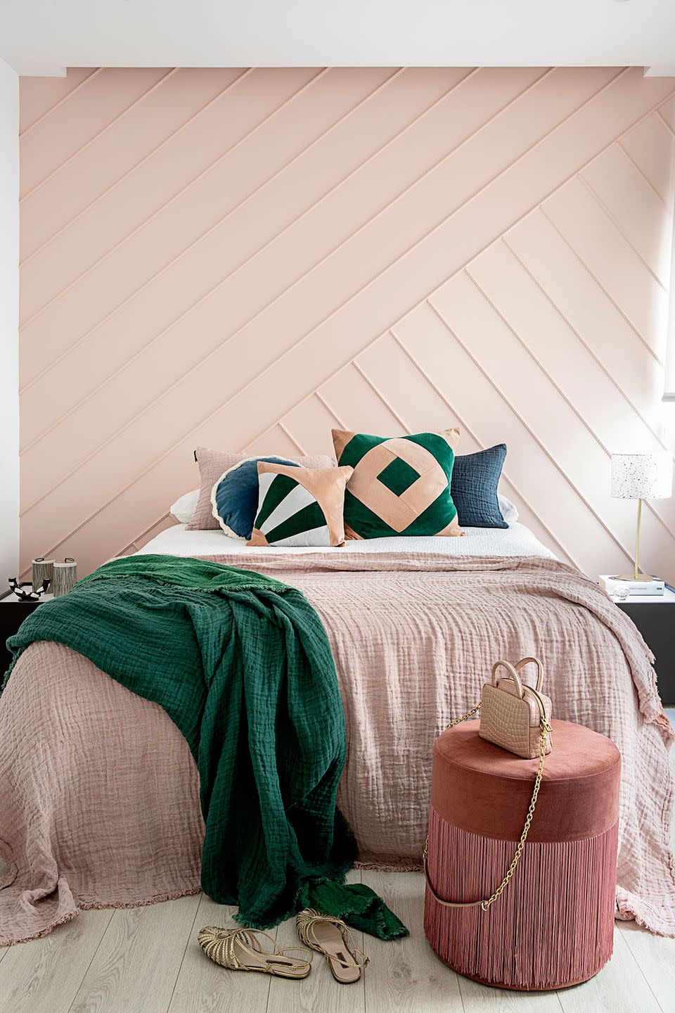 dormitorio femenino rosa con molduras geométricas