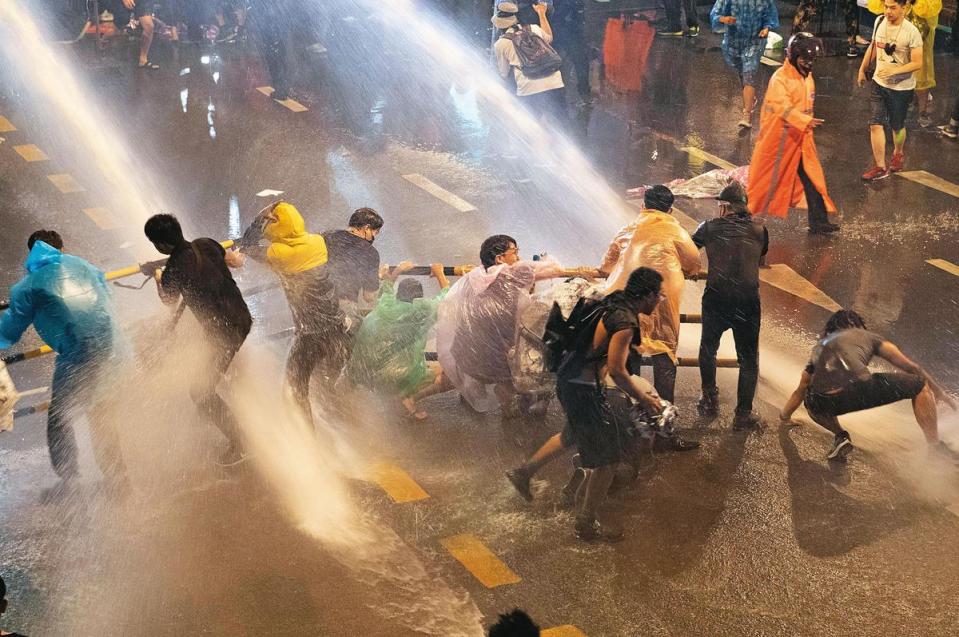 泰國反政府大型示威不斷，10月16日，警方首度出動水車驅趕示威人潮。（達志影像）