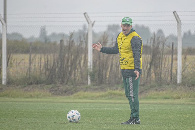 Israel Damonte, DT de Sarmiento, en plena práctica