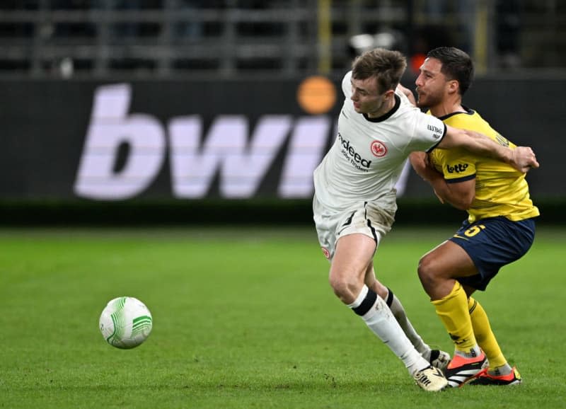 Frankfurt's Sasa Kalajdzic (L) and Union's Kevin Mac Allister battle for the ball during the UEFA Europa Conference League intermediate round first leg soccer match between Royale Union Saint-Gilloise and Eintracht Frankfurt at Lotto Park. Federico Gambarini/dpa