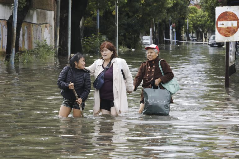 En la zona de puente La Noria, en Valentín Alsina, los vecinos debieron evacuar sus casas por las fuertes lluvias