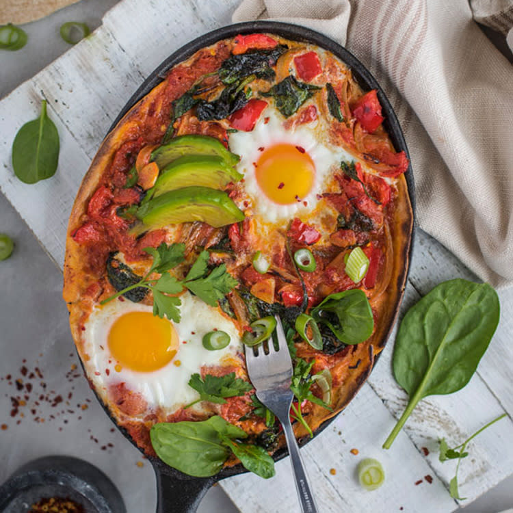 Huevos rancheros con aguacate y espinacas