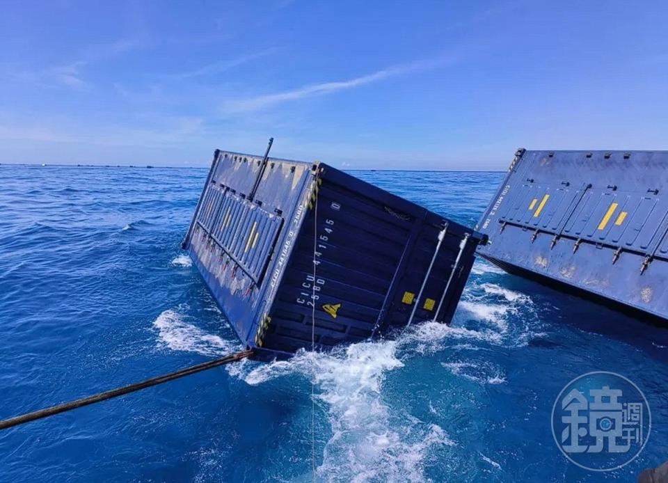 天使輪沉沒，船上貨櫃在高雄、屏東外海漂流，港務公司當時積極動員打撈。（高雄港務公司提供）