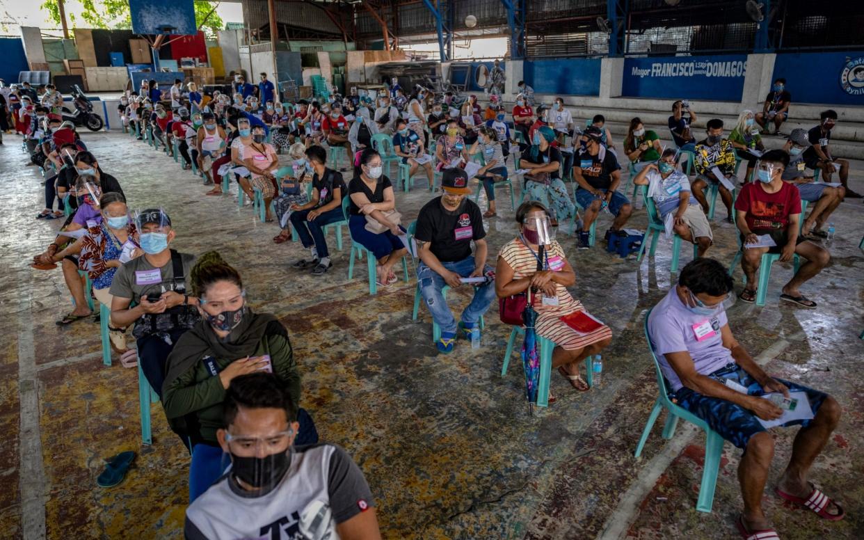 Residents of Manila queue for aid  - Ezra Acayan/Getty Images