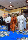 <p>Papst Franziskus ist aktuell für Besuche in Myanmar und Bangladesch unterwegs. Hier trifft er auf Socken den Vorsitzenden des Gremiums der buddhistischen Mönche in Rangun. (Bild: ddp Images) </p>