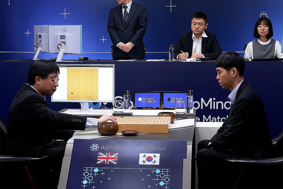 2016年3月9日，韓國圍棋九段李世石與Google AIphaGo對決中，黃士傑代表AIphaGo下棋。