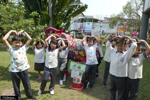 宜蘭市黎明國小創校百周年校慶活動，即將登場，召集校友返校見證世紀黎明。學生們在校園內與可愛的泥塑動物玩在一起，充滿歡樂。（記者董秀雲攝）