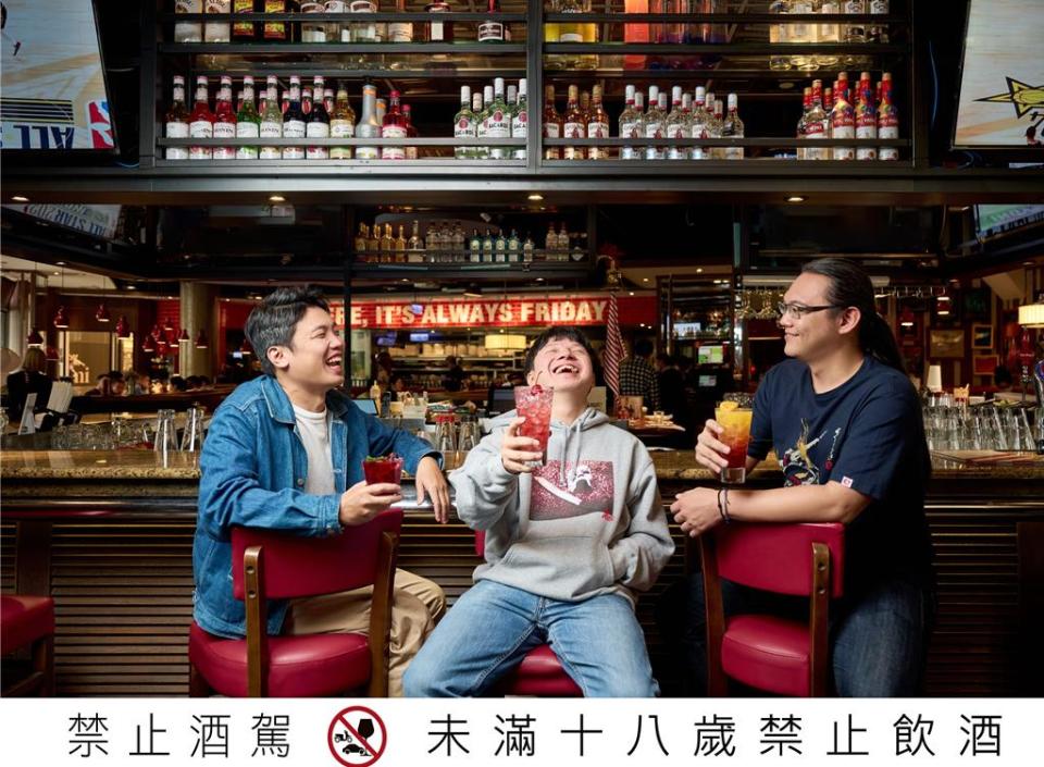 TGI FRIDAYS誓言成為上班族的知音，攜手「社畜的精神糧食」台灣通勤第一品牌，首度聯名調酒，給予最實際的慰藉。圖／TGI FRIDAYS提供