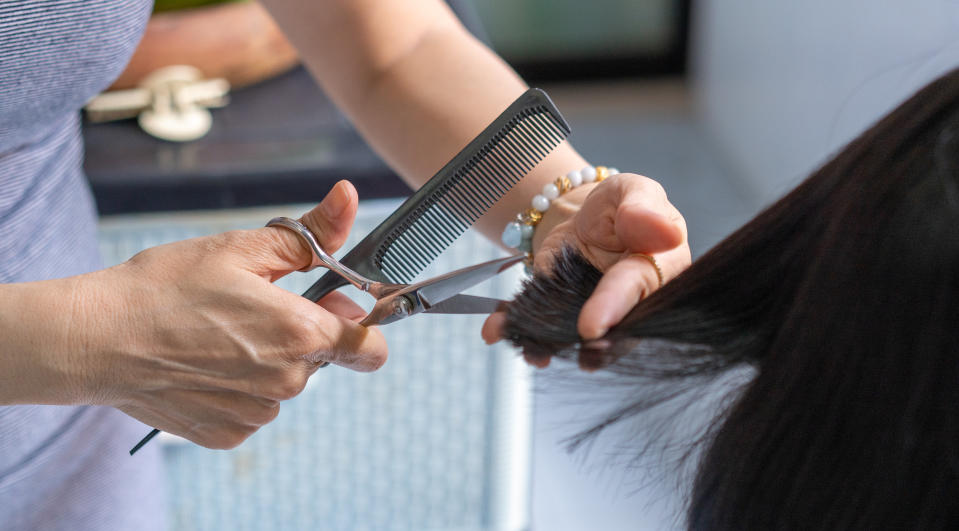 定期修剪分叉的髮絲有助於保持頭髮的健康狀態，使其看起來更加有健康彈性，避免粗糙毛躁感。