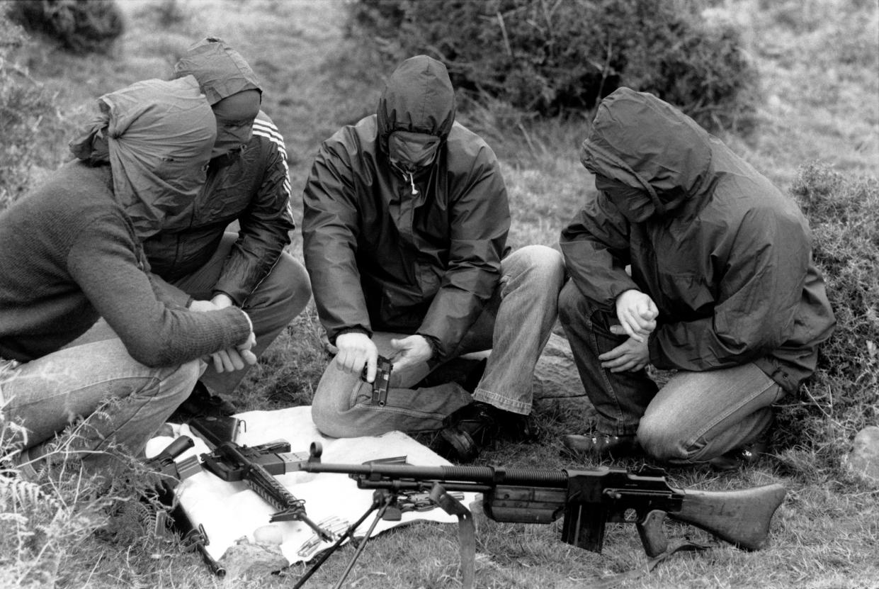 Prácticas de tiro de un grupo de etarras en 1978. (Photo by Etienne MONTES/Gamma-Rapho via Getty Images)