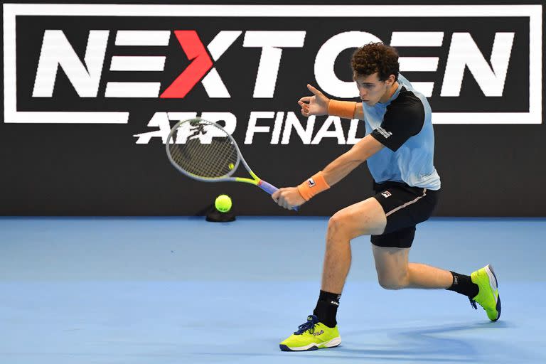 El argentino Juan Manuel Cerundolo cayó ante el estadounidense Brandon Nakashima en su debut en el Next Gen ATP Finals, en el Allianz Cloud en Milán.