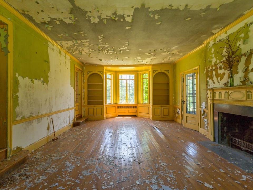 An interior shot of the abandoned circus-themed house in the Catskills, New York.