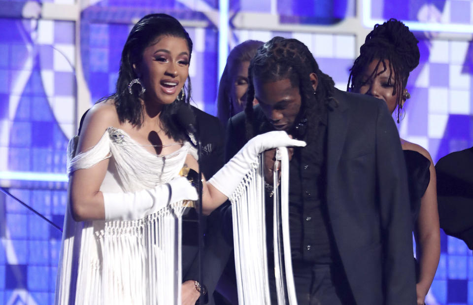 En esta foto del 10 de febrero del 2019, Cardi B, a la izquierda, recibe el Grammy al mejor álbum de rap por "Invasion of Privacy" en Los Angeles mientras Offset le besa la mano. (Foto por Matt Sayles/Invision/AP, Archivo)