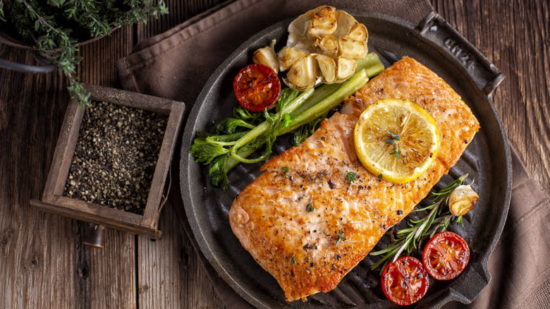 seasoned salmon with lemon 