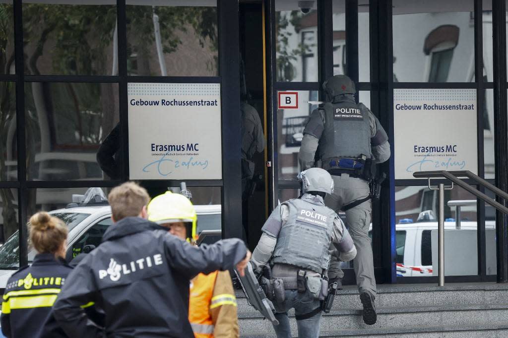 Des policiers néerlandais pénètrent dans le centre médical de l’université Erasmus à Rotterdam le 28 septembre 2023, qui a été bouclé après deux incidents de fusillade signalés