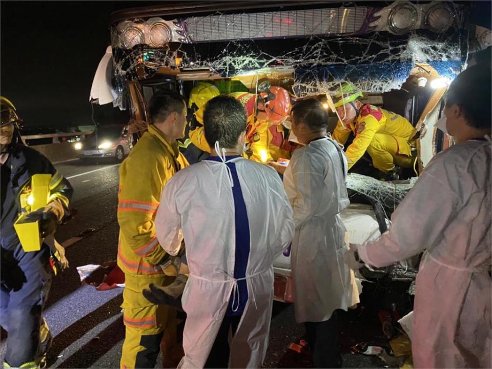 快新聞／國道三號車禍！　遊覽車追撞大貨車「駕駛受困車內」