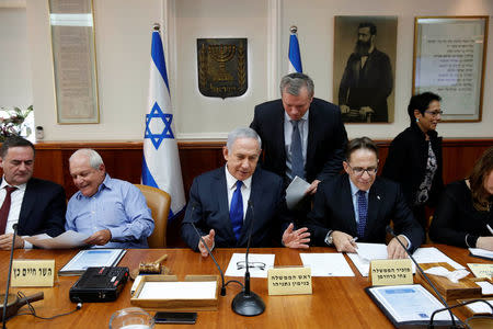 Israeli Prime Minister Benjamin Netanyahu (C) attends the weekly cabinet meeting at his office in Jerusalem November 12, 2017. REUTERS/Abir Sultan/Pool