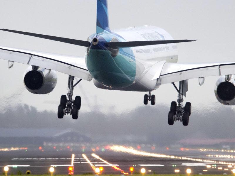 Seitenwind: Die heftigen Stürme über Teilen Europas bringen ein landendes Flugzeug auf dem Amsterdamer Flughafen kurzzeitig in Bedrängnis. Foto: Olaf Kraak