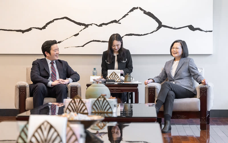 蔡英文總統與全球台灣研究中心執行長蕭良其對談。   圖：總統府提供