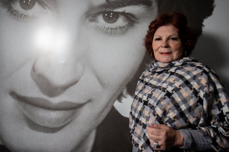 Olga Garaventa, junto a una de las muchas imágenes del Gitano que se conservan en la casona de Boedo donde el músico tenía sus oficinas; 