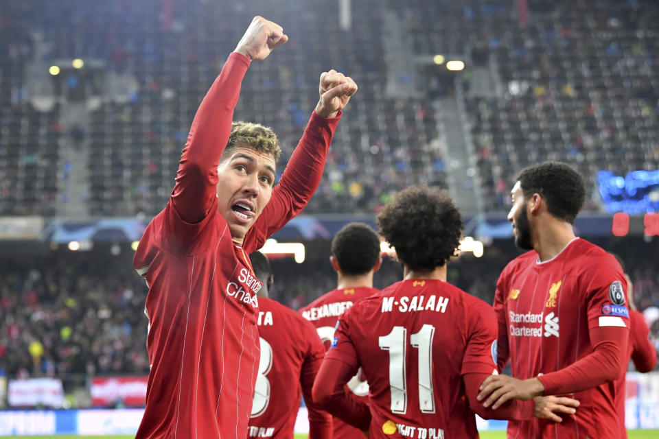 Roberto Firmino (izquierda) festeja luego que Mohamed Salah anotó el segundo gol de Liverpool en la victoria 2-0 ante Salzburgo en la Liga de Campeones, en Salzburg, Austria, el martes 10 de diciembre de 2019. (AP Foto/Kerstin Joensson)