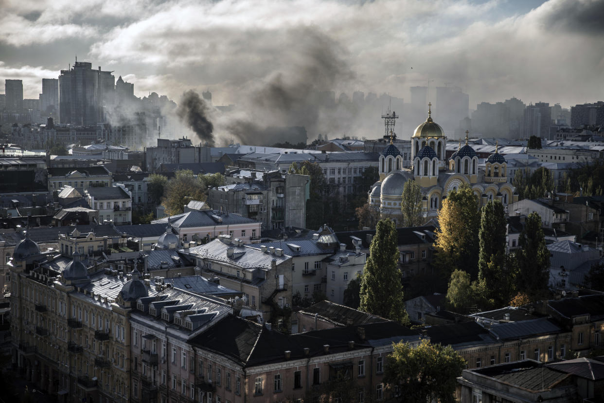 Humo elevándose después de un ataque ruso con misiles en Kiev, Ucrania, el lunes 10 de octubre de 2022. (Finbarr O'Reilly/The New York Times)