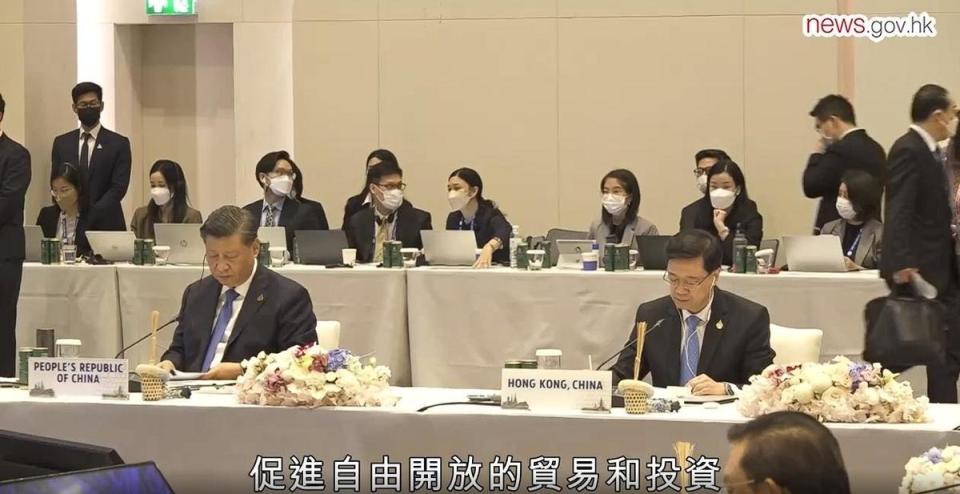 李家超（右）於APEC會議中曾坐在習近平（左）旁邊，且兩人均未戴口罩。（翻攝自香港政府新聞網）
