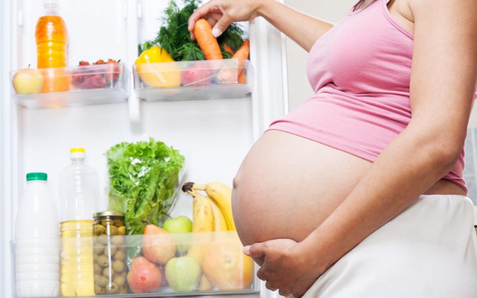 Cuidar tu alimentación desde el primer momento es <a href="https://es.vida-estilo.yahoo.com/lo-mejor-que-puedes-hacer-su-salud-y-la-tuya-104612131.html" data-ylk="slk:clave para tu salud y la de tu bebé;elm:context_link;itc:0;sec:content-canvas;outcm:mb_qualified_link;_E:mb_qualified_link;ct:story;" class="link  yahoo-link">clave para tu salud y la de tu bebé</a>. (Foto: Getty)