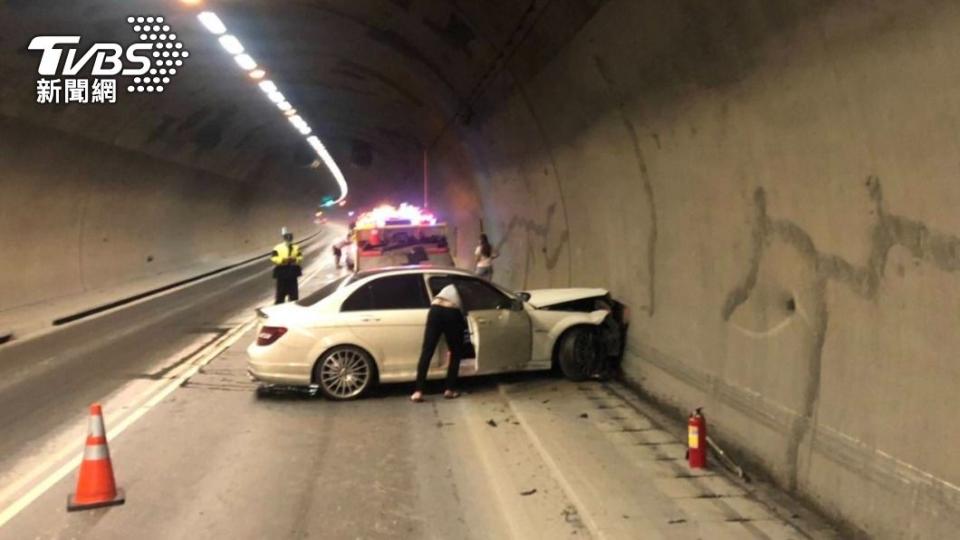 小轎車自撞隧道內壁，駕駛幸運無傷。（圖／TVBS）