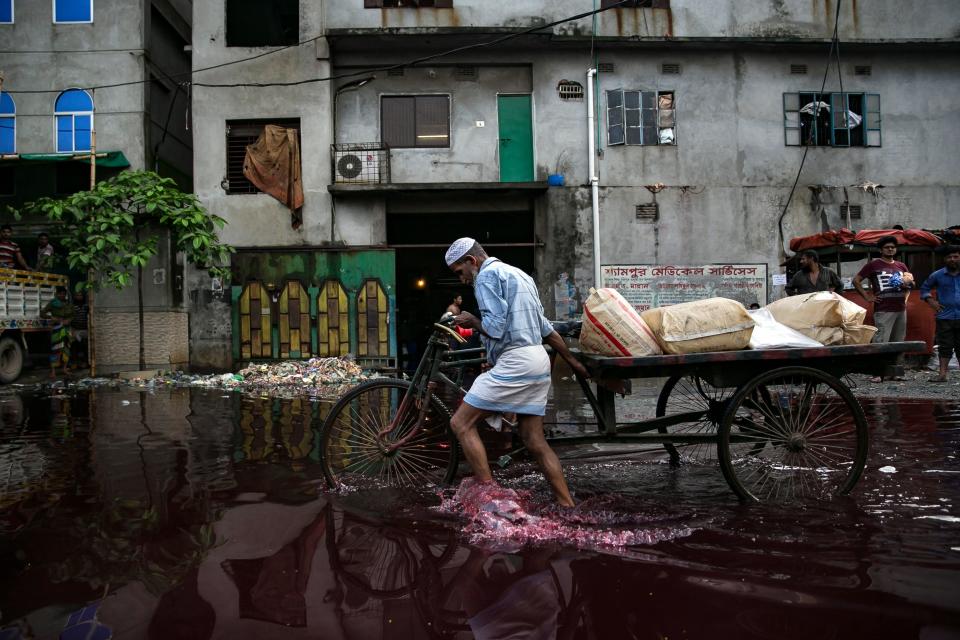 孟加拉河流長年受到汙染，製衣廠是最大原因。（圖片來源／翻攝自推特）
