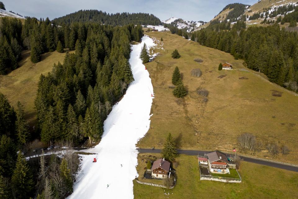 Skiers using a ski slope with artificial snow in the alpine resort of Villars-sur-Ollon, Switzerland (' KEYSTONE / LAURENT GILLIERON)