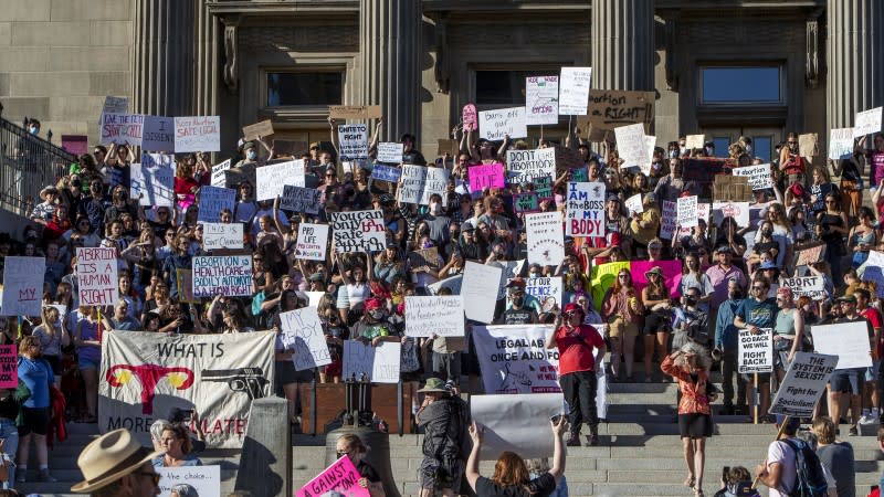 美國聯邦最高法院推翻保障女性墮胎權的「羅伊訴韋德案」判決，不滿的愛達荷州群眾聚集在該州議會大廈外抗議。（美聯社）