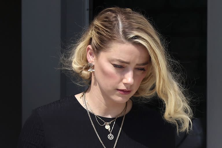 La actriz Amber Heard a su salida de la corte tras el fallo. (Win McNamee/Getty Images/AFP)