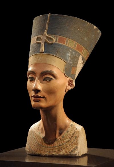 Las antiguas egipcias se depilaban las cejas y las redibujaban con kohl. En la imagen, busto de Nefertiti. <a href="http://creativecommons.org/licenses/by/4.0/" rel="nofollow noopener" target="_blank" data-ylk="slk:CC BY;elm:context_link;itc:0;sec:content-canvas" class="link ">CC BY</a>