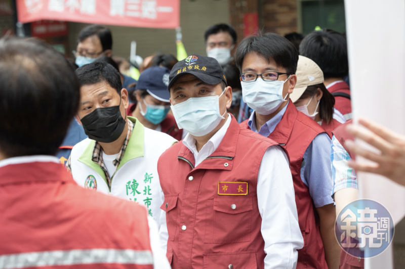 侯友宜於疫情記者會上指出，目前仍在高峰期，呼籲民眾減少外出活動，盡量待在家裡。（本刊資料照）