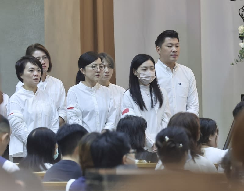 吳沛憶出席許家蓓告別式 民進黨台北市議員許家蓓公祭7日在台北市懷愛館舉 行，其伴侶、同黨立委吳沛憶（右2）穿著白衣出席 悼別。 中央社記者張皓安攝  113年10月7日 