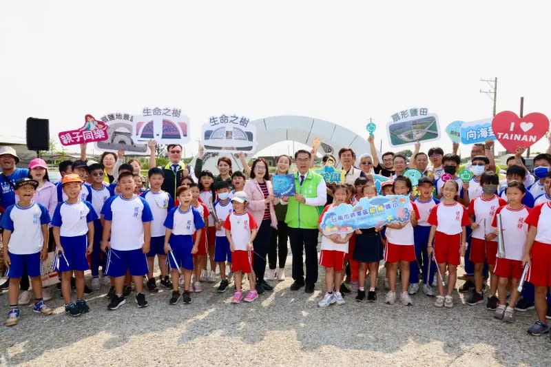 ▲台南市府今(15)日上午舉行扇鹽地景園區揭牌儀式，台南市長黃偉哲盼濕地環境教育向下扎根。（圖／台南市府提供）