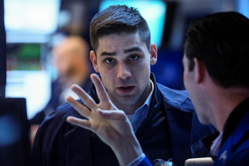 Трейдеры работают в зале Нью-Йоркской фондовой биржи (NYSE) в Нью-Йорке, США, 11 марта 2022 г. REUTERS/Brendan McDermid