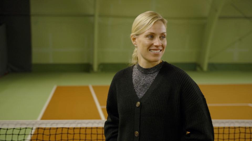 Für "Her Story" stattet Angelique Kerber ihrer alten Trainingshalle einen Besuch ab. (Bild: Sky / Nils Pajenkamp)