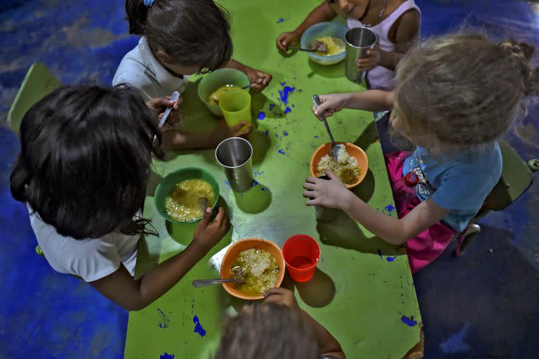 Muchos niños asisten a comedores comunitarios para poder alimentarse