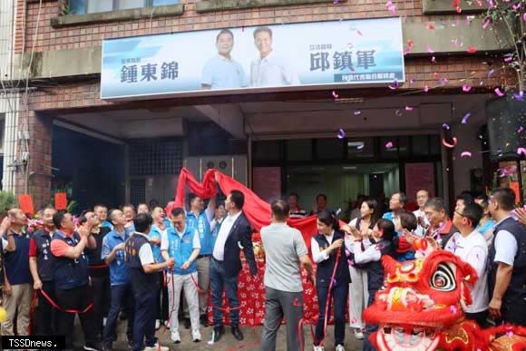 照片說明：苗栗縣長鍾東錦與立委邱鎮軍中港港溪區域聯合服務處揭牌成立。（記者江乾松攝）