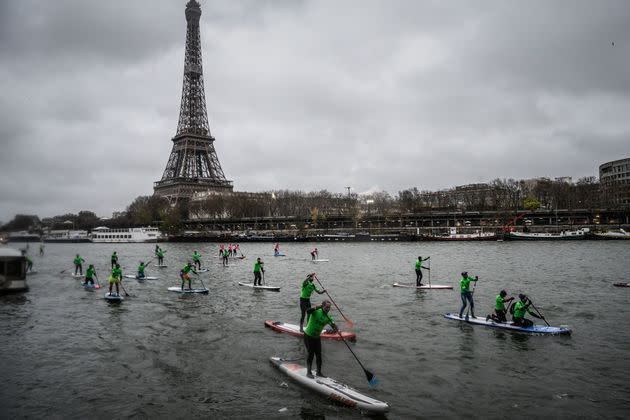 <p>Un millier de personnes ont participé dimanche au Nautic Paddle de Paris, course de stand-up paddle sur la Seine. </p>