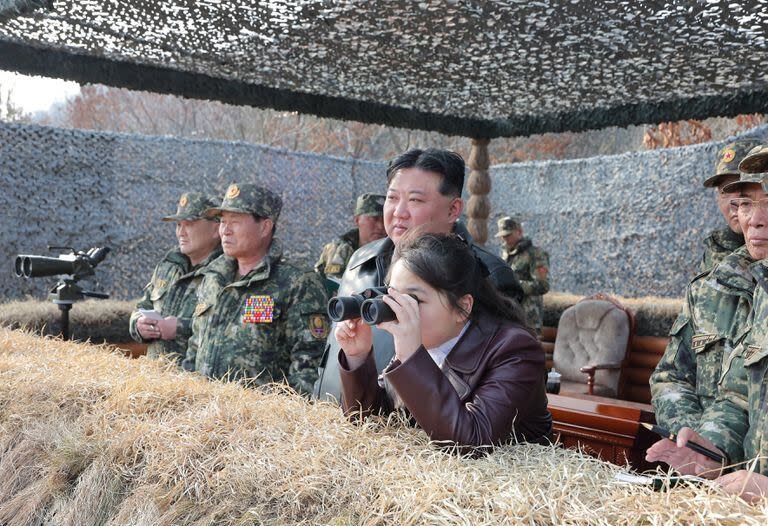 Una imagen publicada por la Agencia Estatal de Noticias de Corea del Norte (KCNA) el 16 de marzo de 2024 muestra al líder norcoreano, Kim Jong-un, con su hija Ju-ae guiando ejercicios militares de unidades aerotransportadas del Ejército Popular de Corea el día anterior. (YNA/dpa)