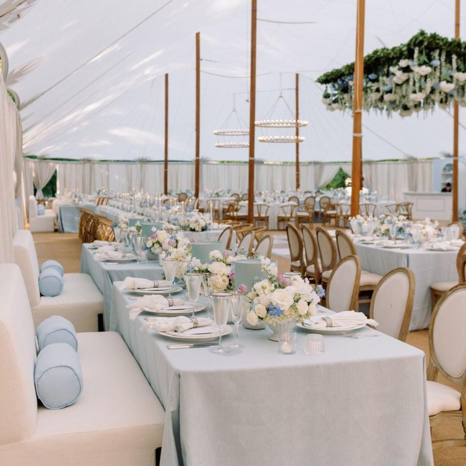 Ambiance garden party bleu pour ce mariage