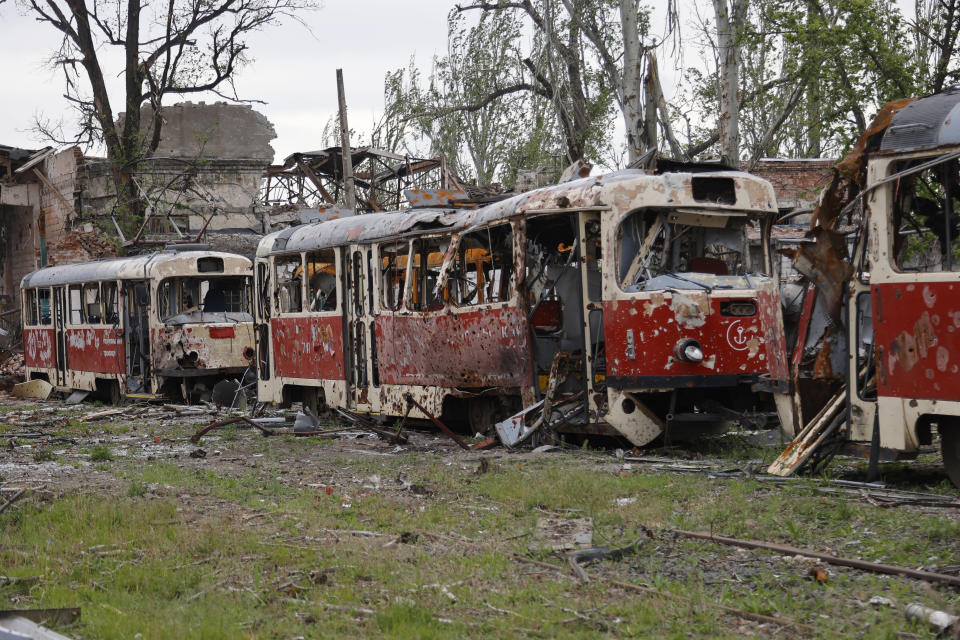 Vagones destruidos en un depósito en Mariúpol, territorio bajo el gobierno de la República Popular de Donetsk, el sábado 21 de mayo de 2022, en el este de Ucrania. (AP Foto/Alexei Alexandrov)